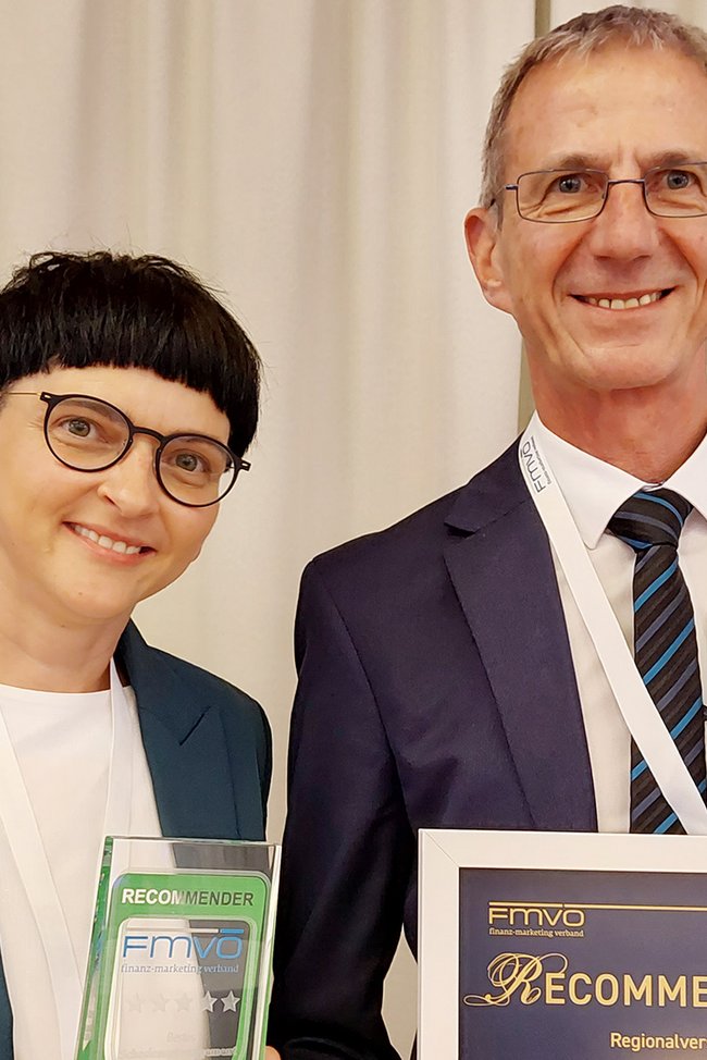 Edith Viehböck, Leiterin des Schadenservice und Ralf Mitterhauser, Bereichsleiter Schaden-Sach, freuen sich über die Auszeichnungen.