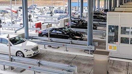 633933830 Autofahrer zahlen Straßengebühren auf der Autobahn