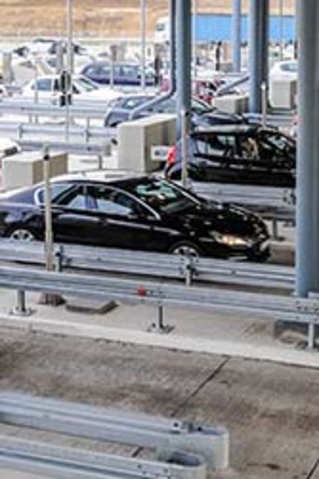 Autofahrer zahlen Straßengebühren auf der Autobahn