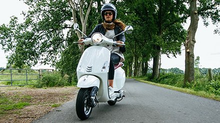 Young,Girls,Riding,Scooter,On,Rural,Road Fotocredit: Jack Jelly/Shutterstock.com
