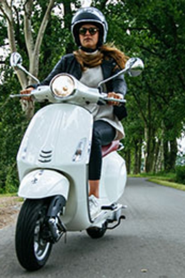 Young,Girls,Riding,Scooter,On,Rural,Road Fotocredit: Jack Jelly/Shutterstock.com