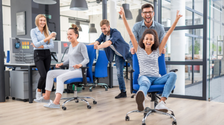 Junge Leute im Büro Junge Arbeitnehmer