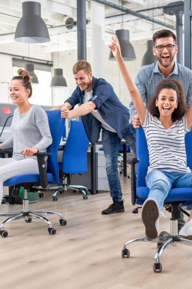 Junge Leute im Büro Junge Arbeitnehmer
