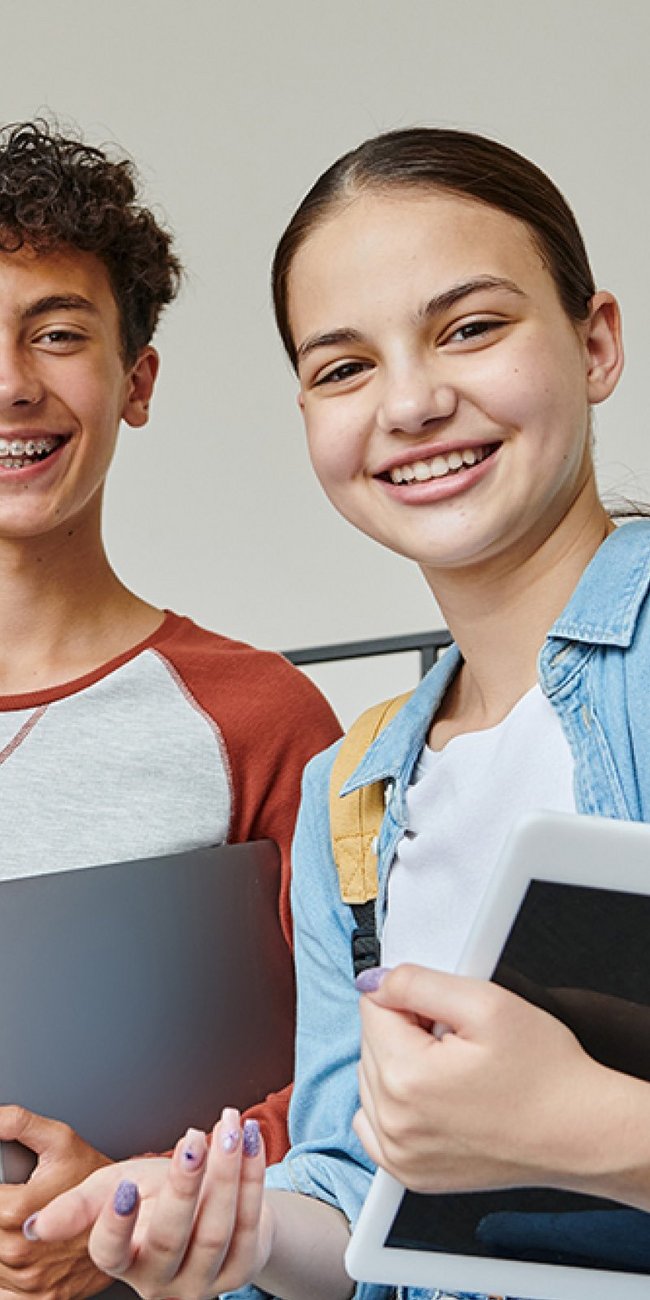 ©Shutterstock - Jugendliche mit Laptop