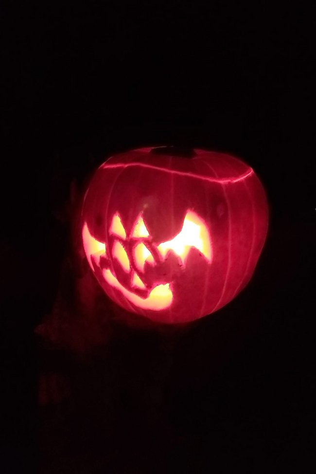 Selbstgeschnitzter leuchtender Kürbis