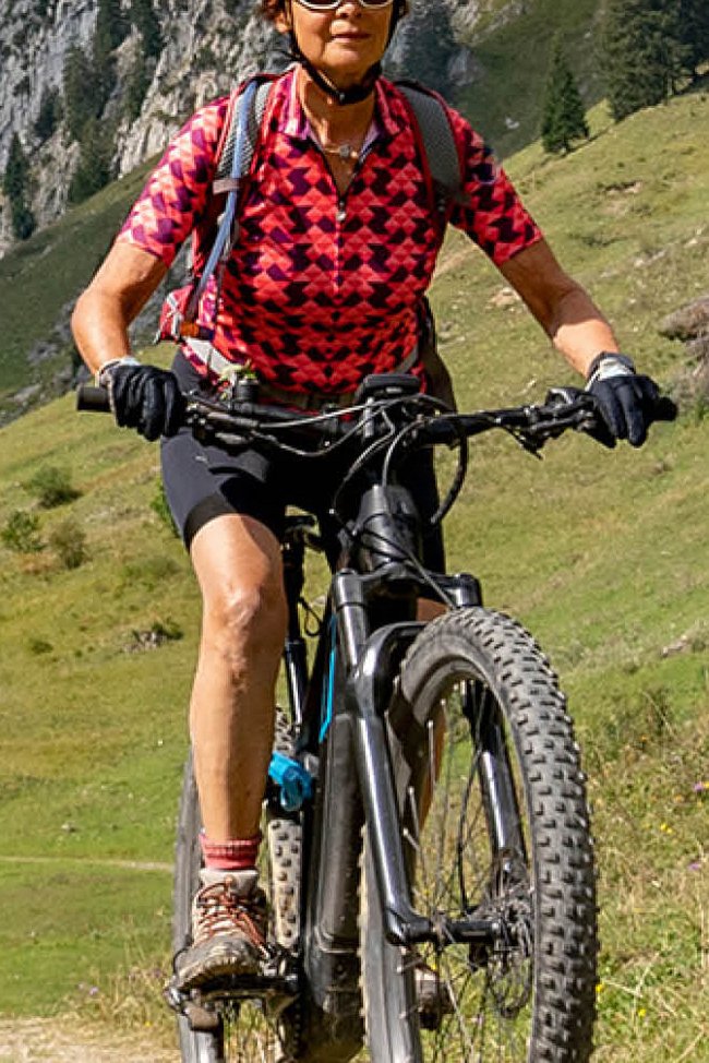 E-Bike-Fahrerin bei der Bergabfahrt