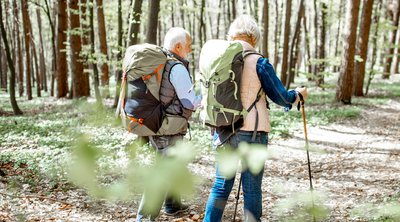 Senioren joggen im Wald.