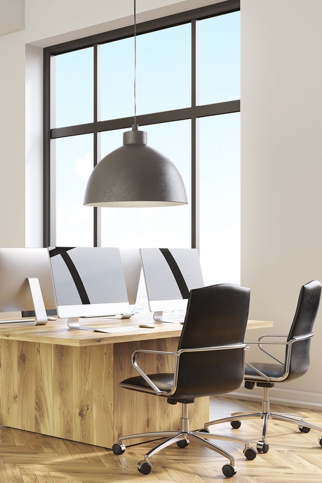 Büro mit mehreren Arbeitsplätzen