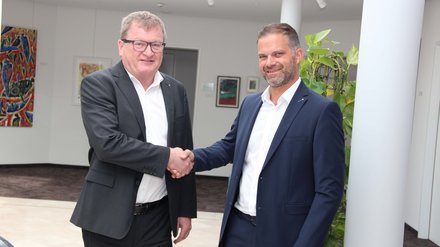 VD Robert Wasner begrüßt den neuen Leiter Schaden HUK Thomas Engelberger