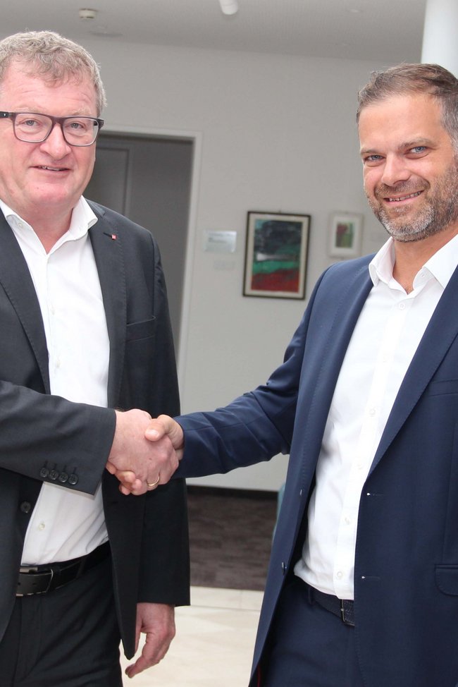 VD Robert Wasner begrüßt den neuen Leiter Schaden HUK Thomas Engelberger