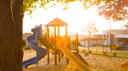 Klettergerüst am Spielplatz Spielplatz im Sommer