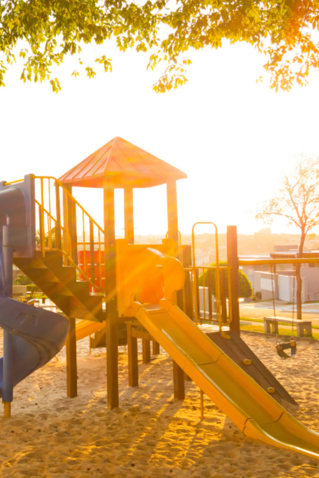 Klettergerüst am Spielplatz Spielplatz im Sommer