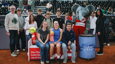 Anastasia Potapova, GD Nagl, VD Kühtreiber-Leitner und zehn Jugendliche des UTC Bach bei Schwanenstadt beim Finale der Upper Austria Ladies Linz