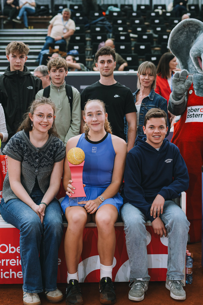 Anastasia Potapova, GD Nagl, VD Kühtreiber-Leitner und zehn Jugendliche des UTC Bach bei Schwanenstadt beim Finale der Upper Austria Ladies Linz
