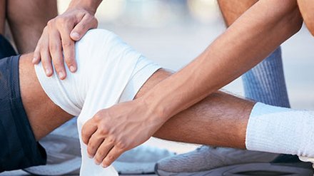 First,Aid,Bandage,,Knee,Wound,And,Sports,Injury,From,Fitness Fotocredit: PeopleImages.com - Yuri A/Shutterstock.com