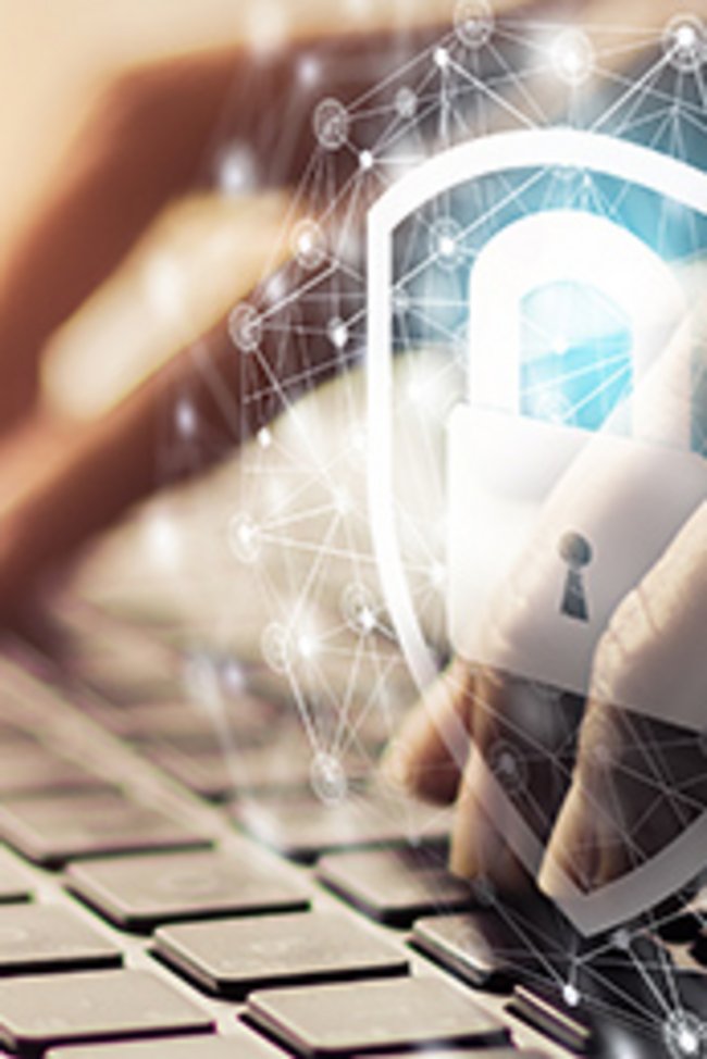 1168023100 Hände tippen auf Laptop-Tastatur, darüber eingeblendet ein digitales Schloss-Symbol als Zeichen für Datensicherheit