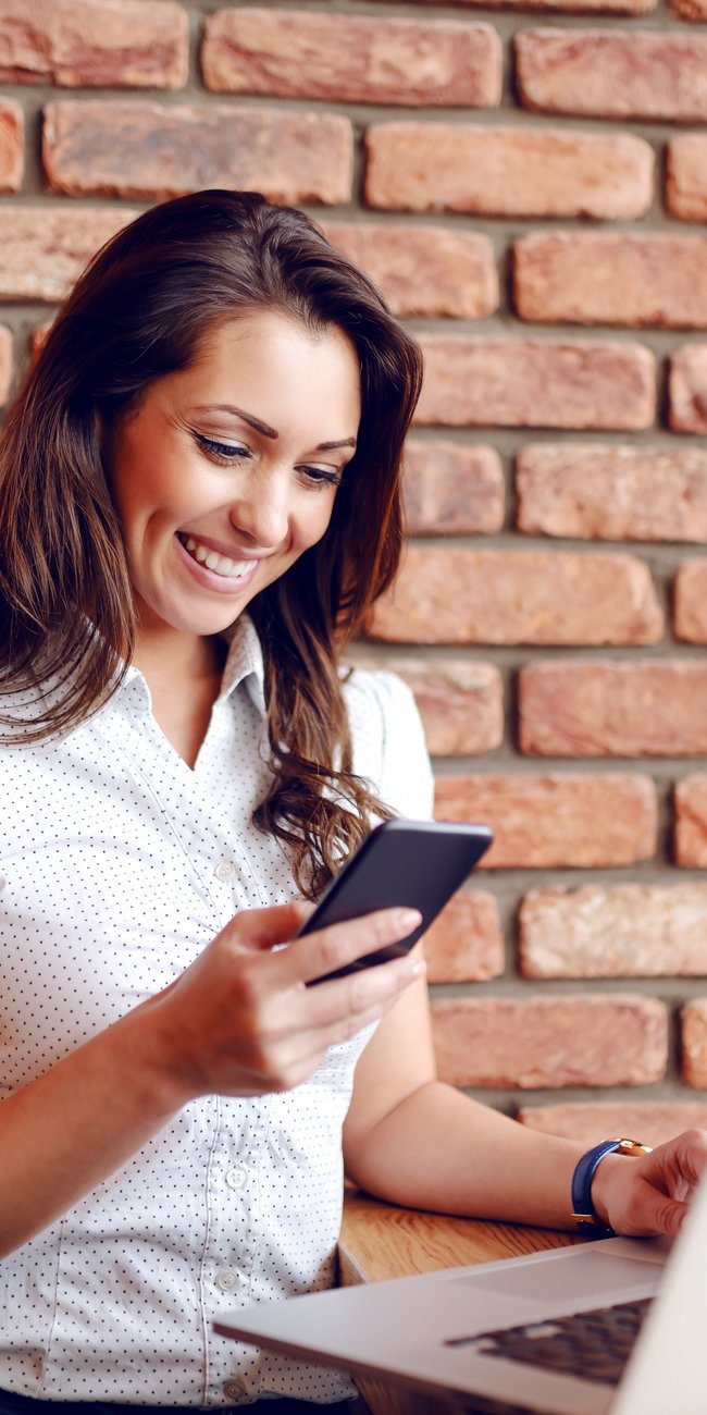 ©Shutterstock - Dame mit Laptop und Handy