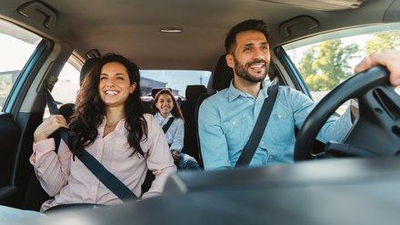 Familie bei der Autofahrt