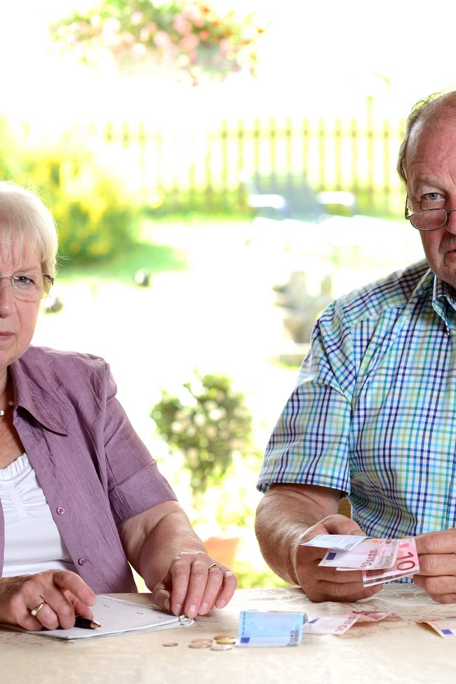 206376661 Senioren Paar berechnen ihr Budget