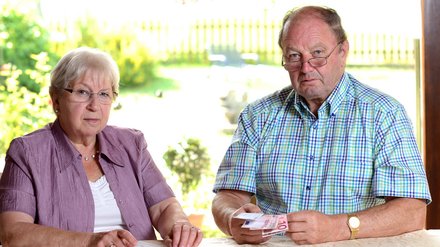 206376661 Senioren Paar berechnen ihr Budget