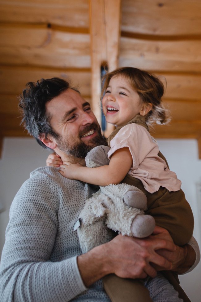 Vater mit Kind im Arm.