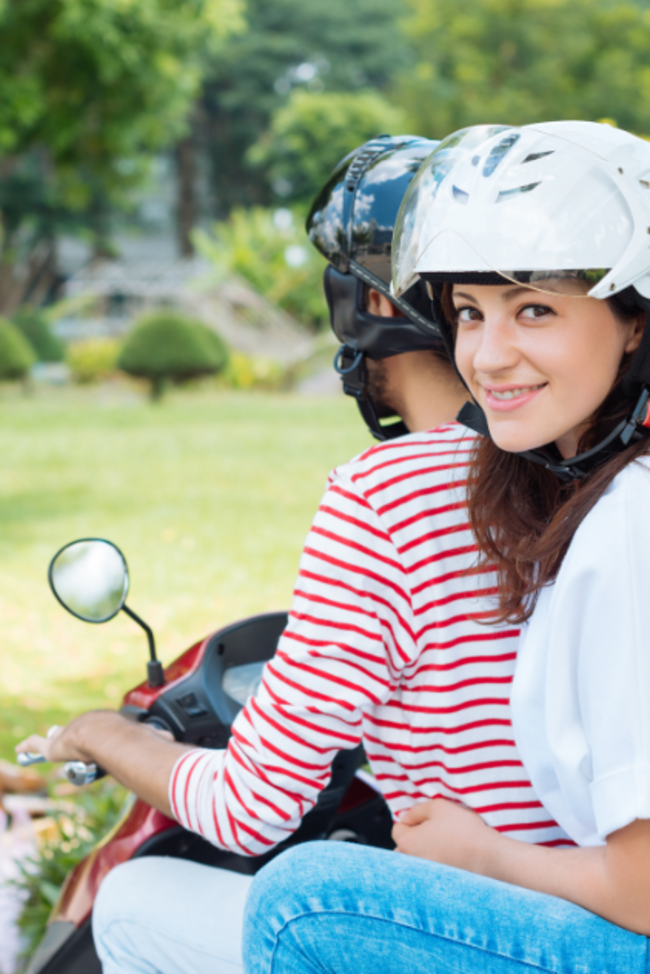 Pärchen auf Moped