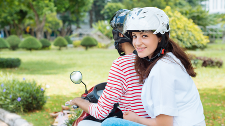 Pärchen auf Moped