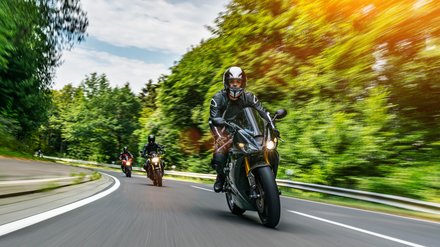 1838828650 Gruppe von Motorradfahrern