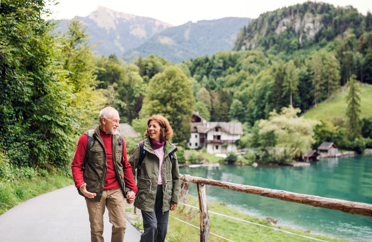 Rentner beim Wandern