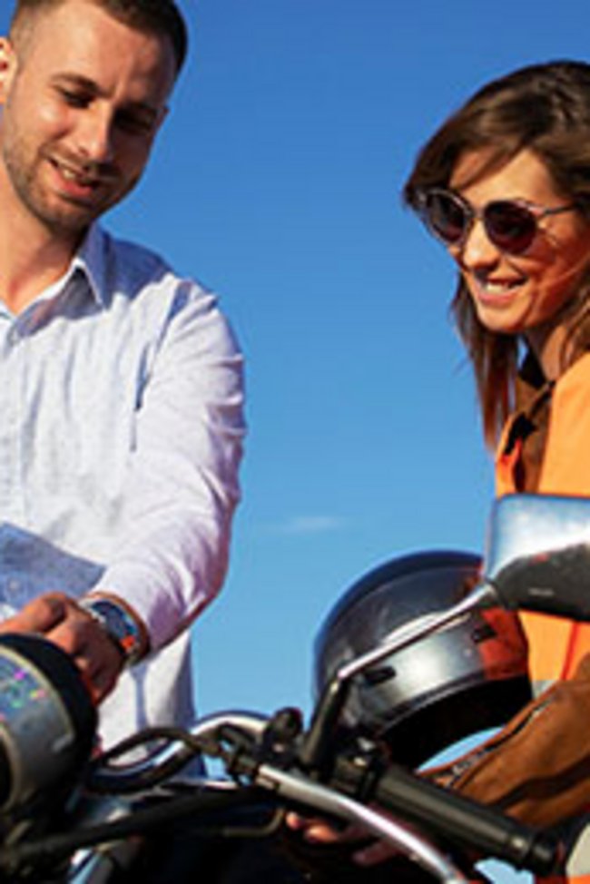 Driving,Instructor,Showing,Motorcycle,Commands,And,Dashboard,To,The,Inexperienced Fotocredit: Aleksandar Malivuk/Shutterstock.com