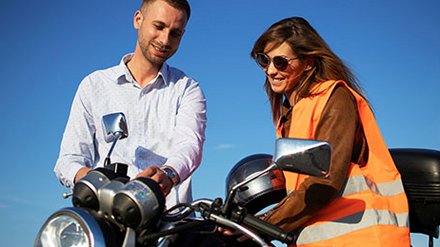 Driving,Instructor,Showing,Motorcycle,Commands,And,Dashboard,To,The,Inexperienced Fotocredit: Aleksandar Malivuk/Shutterstock.com