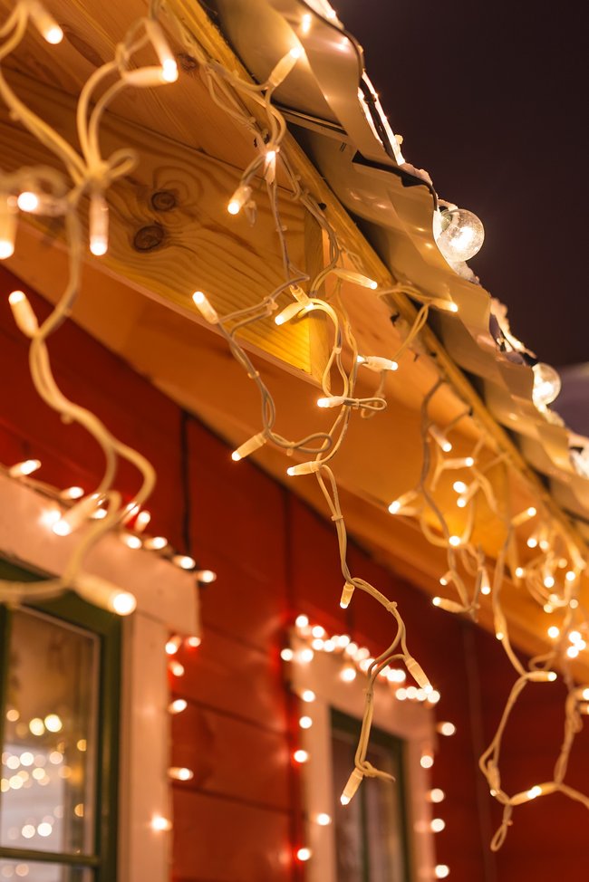 537089137 Lichterkette am Haus