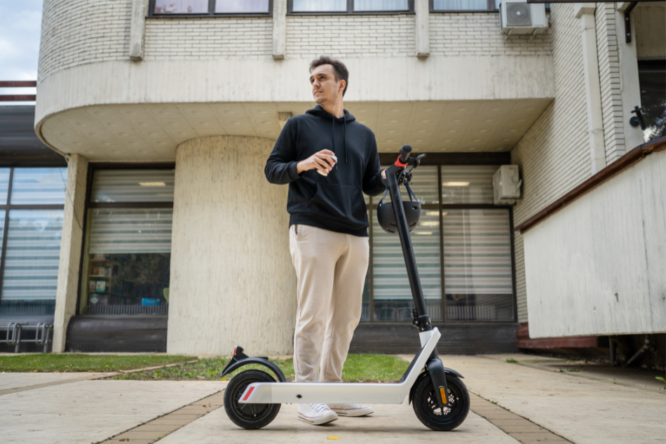 Mann stellt E-Scooter ab