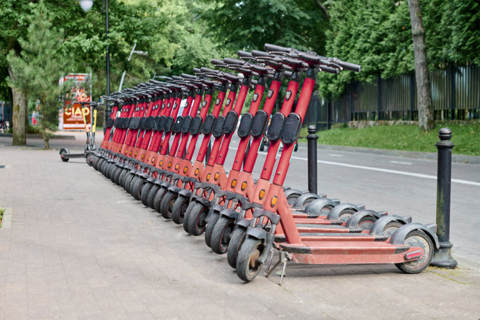 Viele rote E-Scooter