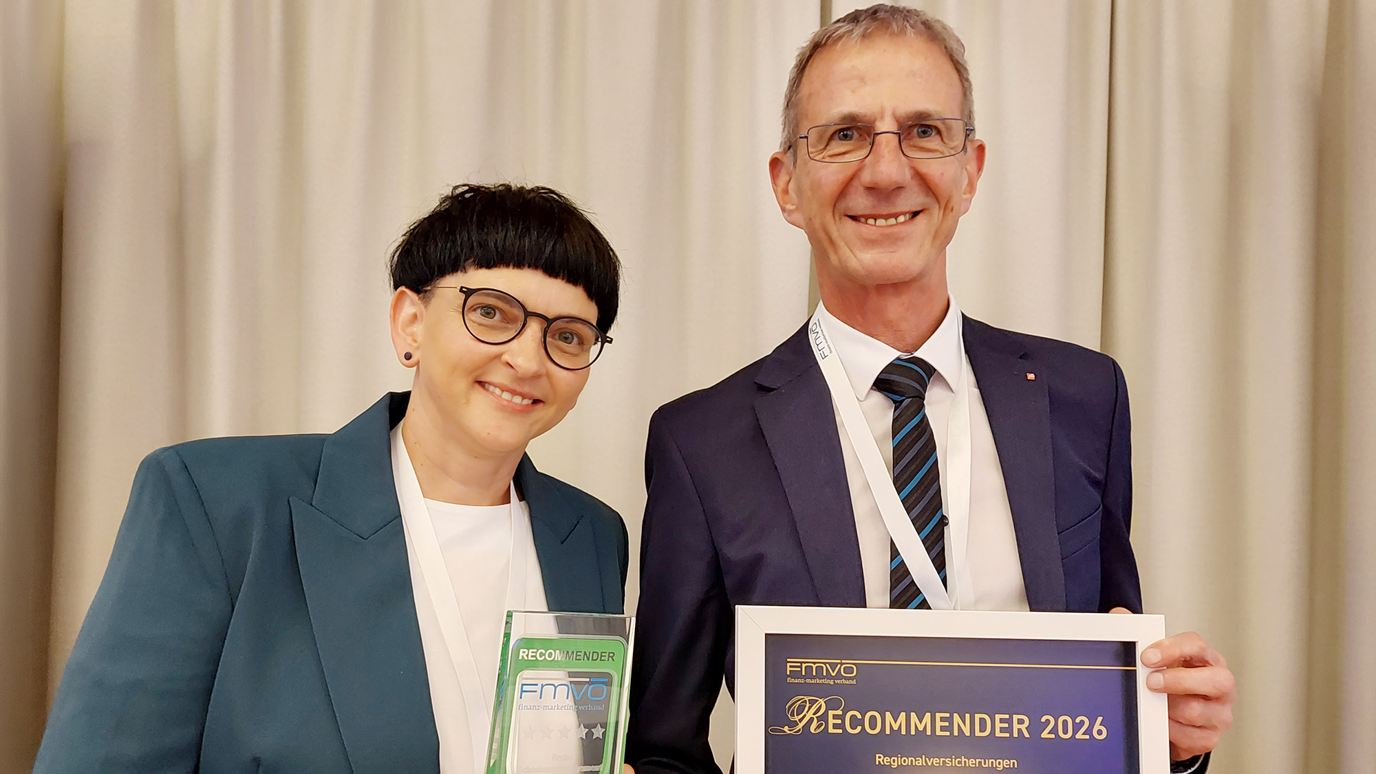 Edith Viehböck, Leiterin des Schadenservice und Ralf Mitterhauser, Bereichsleiter Schaden-Sach, freuen sich über die Auszeichnungen.